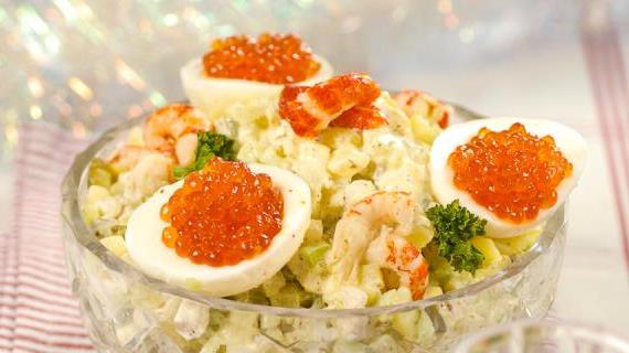 Роскошный салат Оливье с икрой лосося и раковыми шейками
