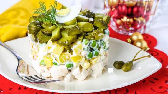 Роскошный слоеный салат с курицей и ароматными овощами