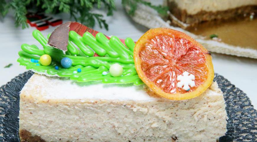 Аккуратно нарежьте чизкейк на порции и наслаждайтесь его мягким вкусом и пряным ароматом. Это идеальный зимний десерт, согревающий душу!