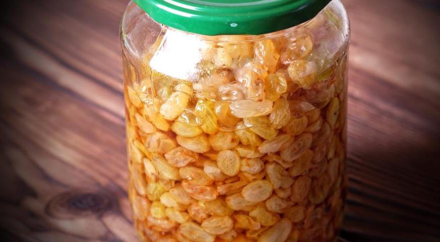 Минимум за день до начала выпечки промойте и обсушите изюм и курагу, поместите их в банку и залейте коньяком или ромом. Оставьте настаиваться при комнатной температуре не менее суток.