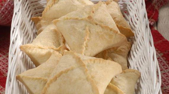 Румяные пирожки из слоеного теста с мясом и кукурузой