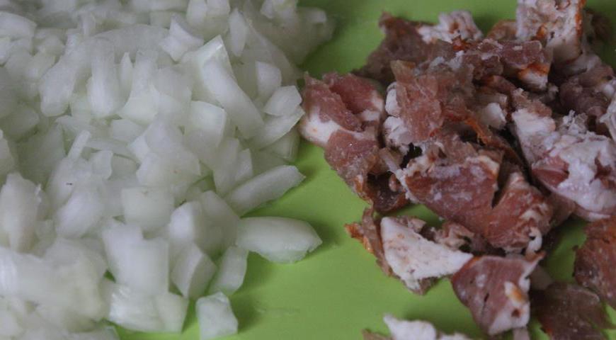 Очистите луковицы и нарежьте их мелкими кубиками. Бекон также нарежьте небольшими кусочками.