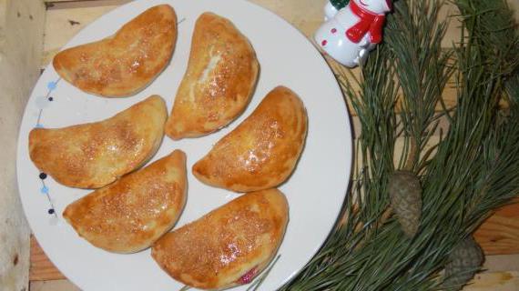 Румяные пирожки с яблоками и клюквой — идеальное угощение для праздника
