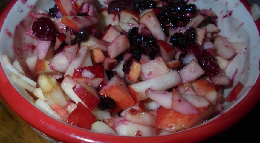 Яблоки очистите от кожуры и сердцевины, нарежьте мелкими кубиками. Добавьте к ним клюкву, тростниковый сахар, корицу, мускатный орех и щепотку молотой гвоздики. Хорошо перемешайте, чтобы ингредиенты равномерно соединились.