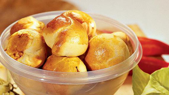Румяные пирожки с капустой и яйцом из дрожжевого теста