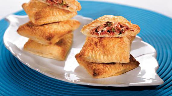 Румяные пирожки с зеленым луком, сыром и ветчиной