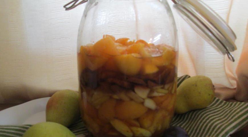 С наступлением лета (при необходимости можно начать и осенью) тщательно промываем свежие ягоды и фрукты. Нарезаем их произвольными кусочками, не слишком мелко. Укладываем в глиняный или стеклянный горшок, чередуя разные виды плодов. Каждый слой пересыпаем сахаром — используем примерно половину от общего веса сахара.