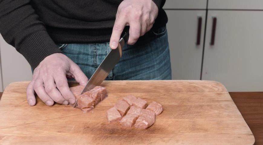 Нарежьте филе лосося и филе судака или окуня порционными кусками. Доведите бульон до кипения, добавьте рассол с луком и соленые огурцы. Томите на слабом огне 22 минуты. После этого опустите подготовленную рыбу и варите еще 12 минут. За пару минут до готовности добавьте промытые каперсы и оливки. Приправьте блюдо солью и перцем по вкусу.