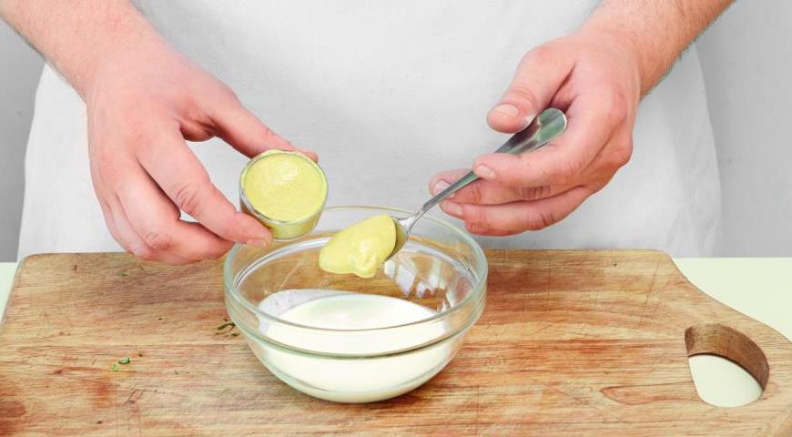 Добавьте подготовленные сладкий перец и базилик к пасте с морепродуктами.