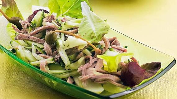 Салат из говяжьего языка с яблоками и запеченной свеклой