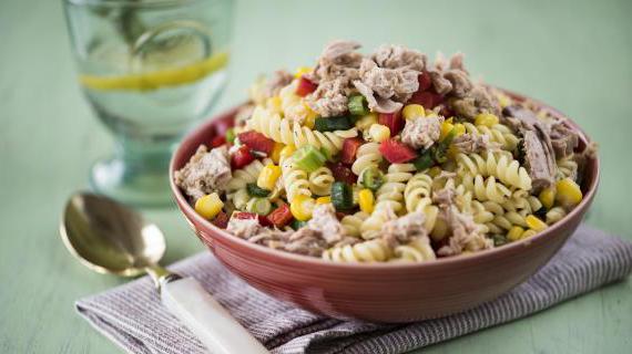 Салат из пасты с тунцом и кукурузой - простой рецепт для ужина
