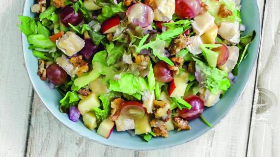 Салат из свежих овощей с курицей, сельдереем и виноградом
