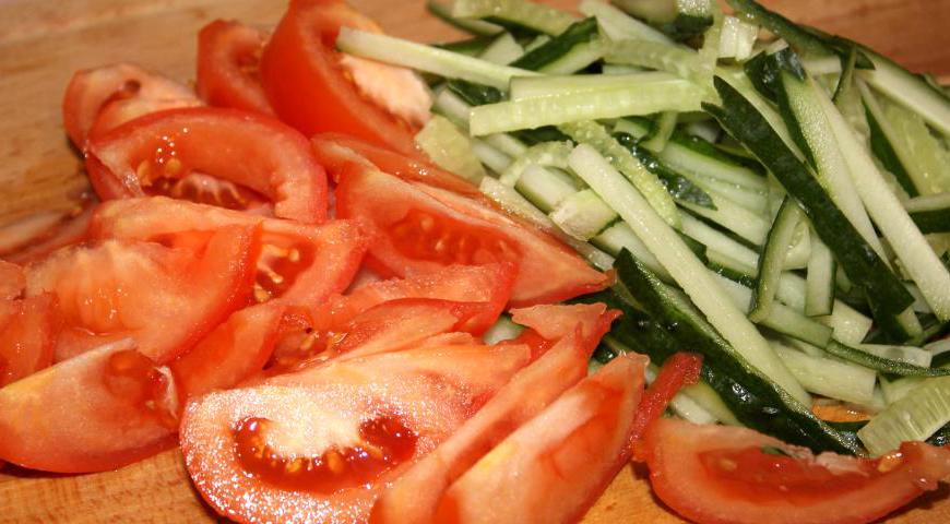 Огурцы нарежьте тонкой длинной соломкой. Помидоры вымойте и разрежьте на четвертинки или дольки, удалив при этом плодоножки.
