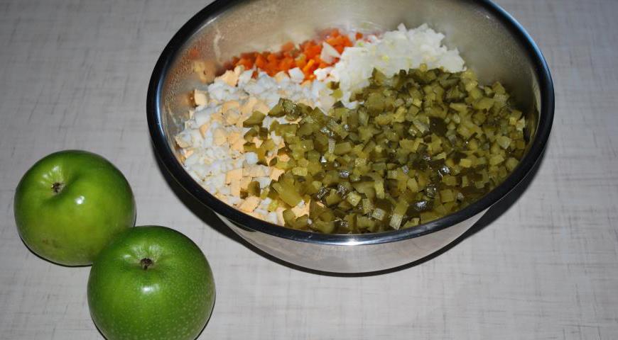 Яблоки очистите от кожуры и небольшими кубиками добавьте к остальным ингредиентам.