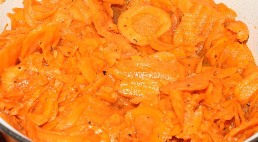Полученным маринадом залейте натертую морковь, хорошо перемешайте и уберите в холодильник минимум на 24 часа, чтобы она пропиталась ароматами.