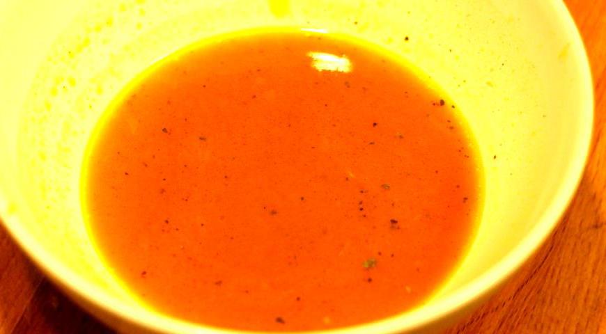 Возьмите жидкость, которая образовалась после маринования моркови (примерно 50 мл), смешайте её с таким же количеством свежевыжатого апельсинового сока, добавьте йогурт и тщательно перемешайте до получения нежного соуса.