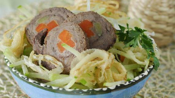 Салат по-узбекски с ароматным говяжьим рулетом — праздничный и вкусный рецепт