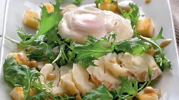 Салат с копченой треской, яйцами-пашот и хрустящими крутонами — изысканное блюдо за 20 минут