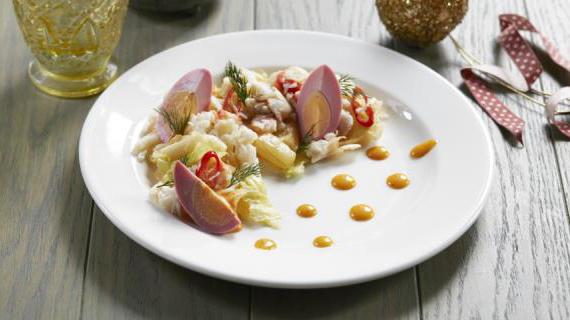 Салат с крабовым мясом, маринованными яйцами и фунчозой