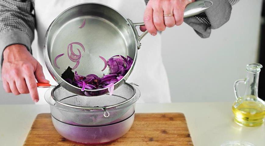 Откиньте маринованный лук с ягодами на сито, чтобы стек лишний маринад, затем смешайте с подготовленными яблоками и квашеной капустой. Дайте смеси настояться несколько минут.