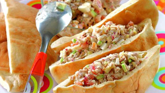 Салат с тунцом в питах: простой и вкусный рецепт