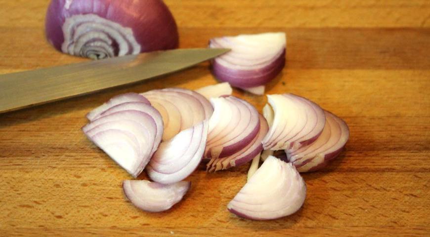Очистите репчатый лук и нарежьте его полукольцами.