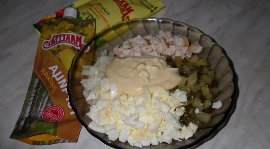В большую емкость переложите подготовленные продукты и добавьте готовую заправку.
