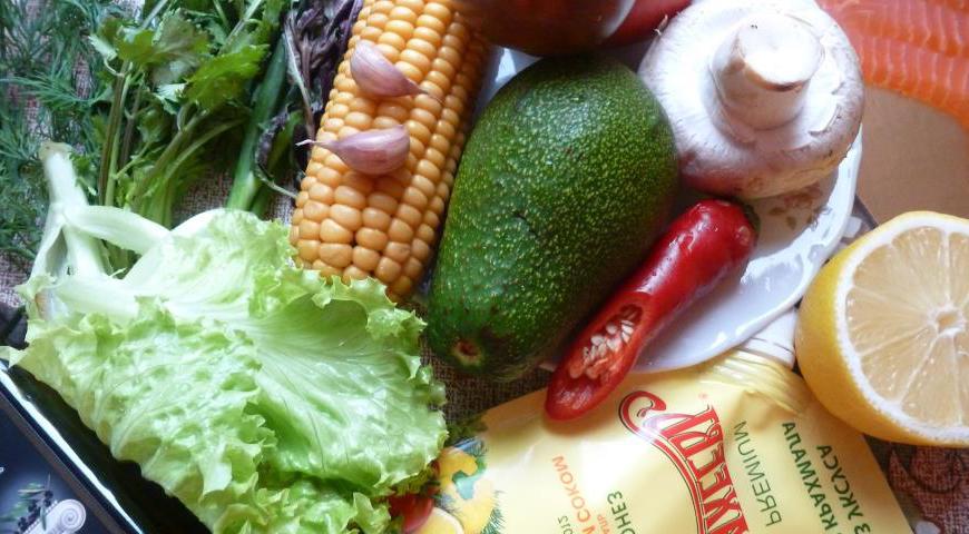 Подготовьте все необходимые продукты. Для заправки смешайте майонез ТМ 