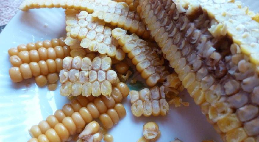 Аккуратно срежьте зерна с вареного початка кукурузы.