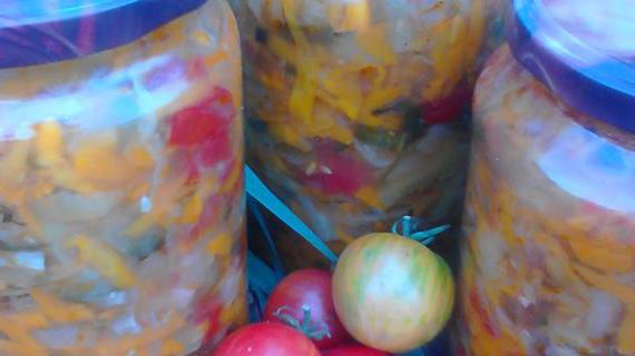Салат 'Вдоль по огороду' — вкусная заготовка на зиму из свежих овощей
