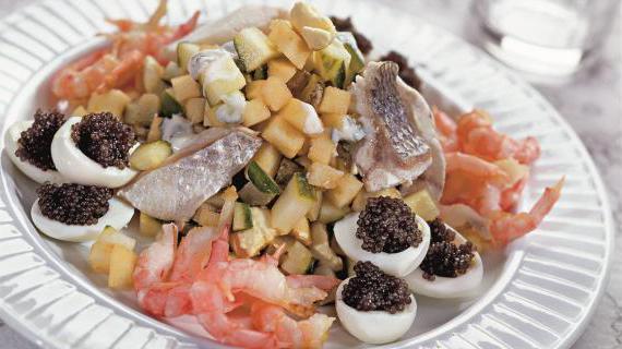 Салат Жозефина с морепродуктами и фруктами
