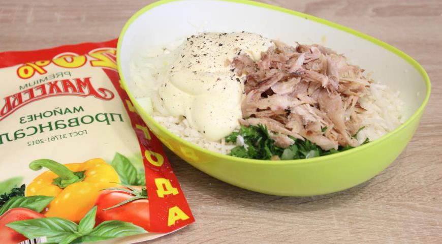 Куриное мясо отделить от кости и нарезать небольшими кусочками. Петрушку мелко порубить, немного оставить для декора. Добавить майонез, соль и черный перец.