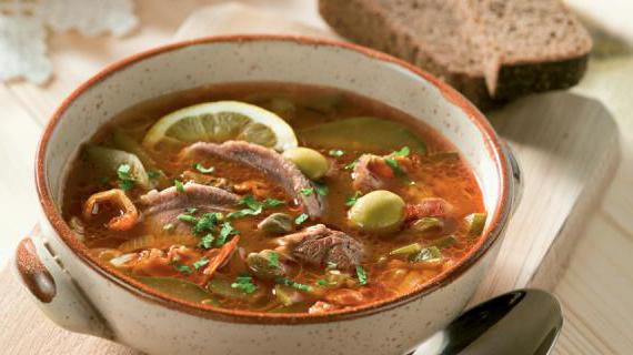 Сборная солянка с говяжьим языком, почками и копченой колбасой