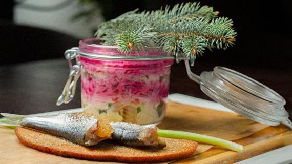 Селедка под шубой с килькой и щучьей икрой на чесночном хлебе: праздничный рецепт