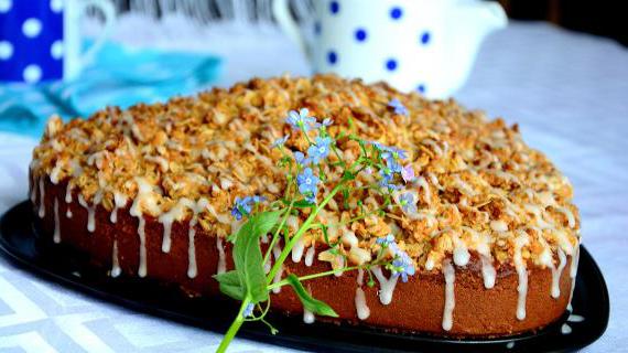Шарлотка на простокваше с ароматной сливочной крошкой и яблочным вкусом
