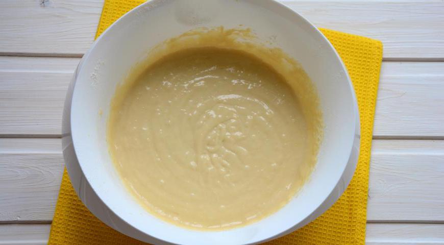 Постепенно всыпьте 2 стакана муки, аккуратно перемешивая, чтобы не было комочков. Тесто должно получиться достаточно густым.