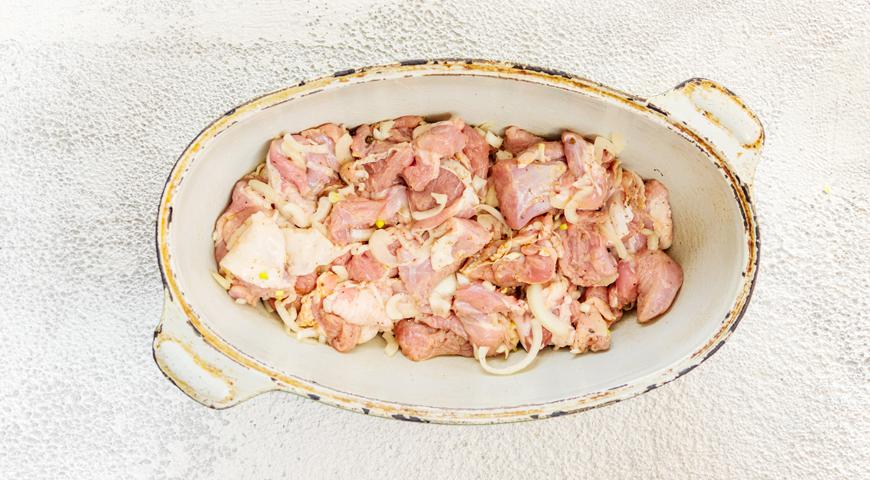 Поместите подготовленные куски мяса или шашлыка в прочную посуду для тушения, предпочтительно чугунную, например, глубокую сковороду или казан.