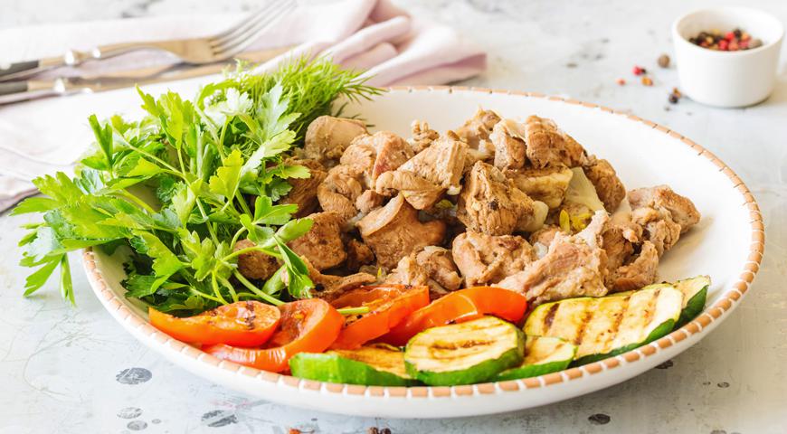 Тушите на минимальном огне около двух с половиной часов, пока мясо не станет таким мягким, что его можно будет легко разрезать вилкой. Подавайте горячим с жареными овощами или гарниром по вашему выбору.