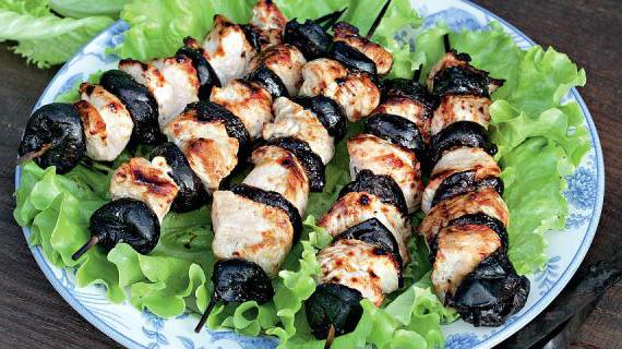 Шашлыки из индейки с черносливом и ароматным чаем