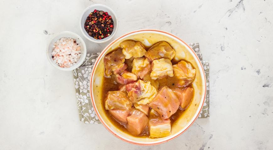 Нарежьте мясо крупными кубиками размером примерно 3х3 см. Поместите его в глубокую миску и добавьте все компоненты маринада. Тщательно перемешайте, чтобы каждый кусочек был равномерно покрыт маринадом. Накройте пищевой пленкой и оставьте в холодильнике минимум 1 час.