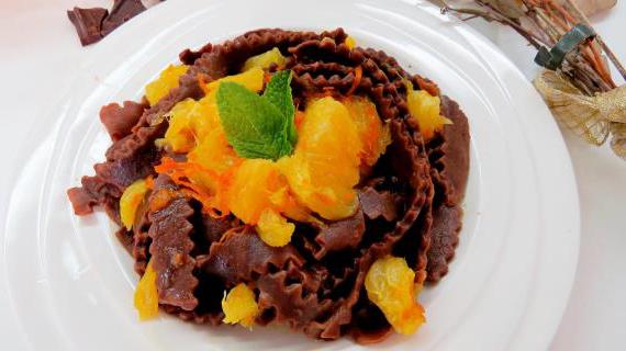 Шоколадная лапша с цитрусовым соусом из апельсинов