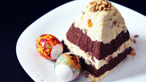 Шоколадная творожная пасха с орехами и сухофруктами