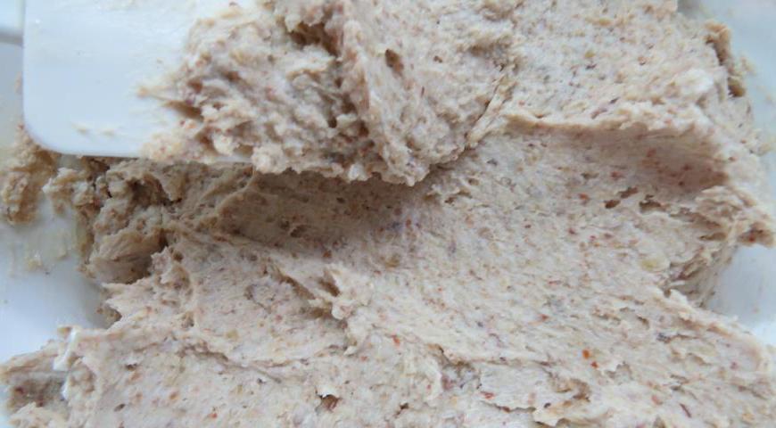 Для начинки смешайте каштановое пюре, размягченное сливочное масло и маскарпоне, взбивая до однородности.