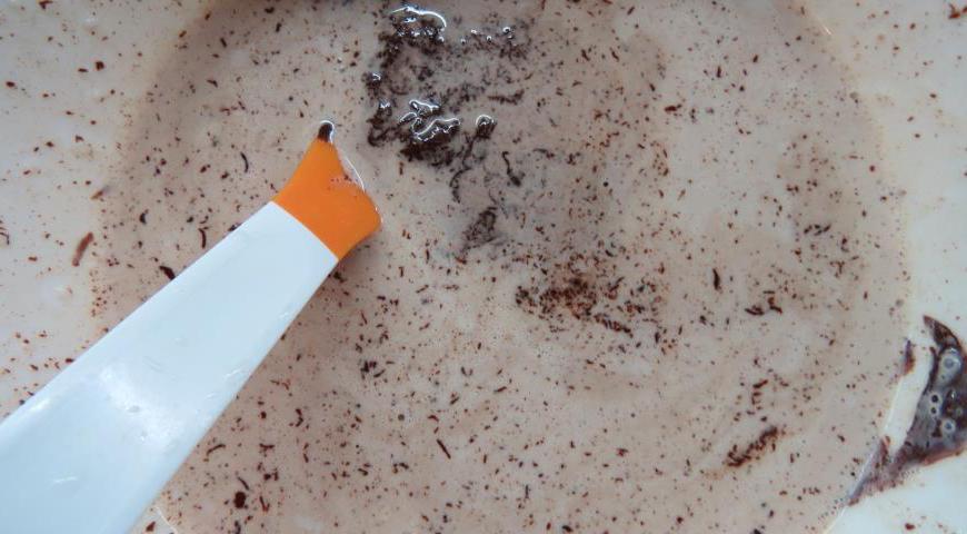 Для ганаша нарежьте шоколад и положите в миску. Налейте горячие сливки (до 90 градусов), дайте настояться 2–3 минуты, затем перемешайте до блеска. Добавьте ром.