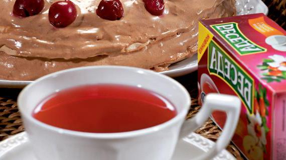 Шоколадно-вишнёвая меренга с ароматным кремом и ликером
