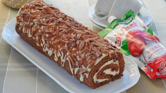 Шоколадный рулет с воздушным кремом и клюквенным джемом от Махеевъ