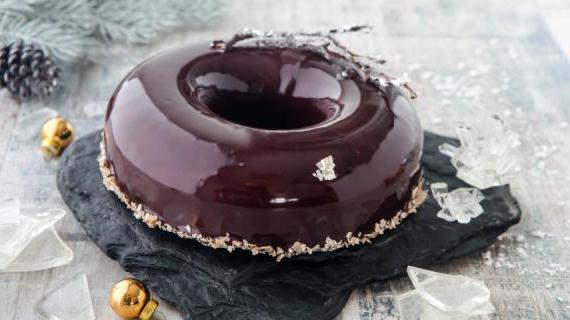 Шоколадный торт «Зимняя вишня» с муссом и кули