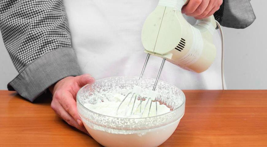 Немного взбейте сливки с сахаром и ванильным экстрактом до мягких пиков. Отложите часть сливок, чтобы использовать их для украшения, а остальную часть используйте для формирования слоев трайфла.