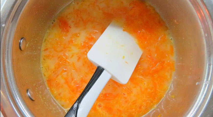 Тонкой струйкой влейте крахмал в цитрусовую смесь, продолжая помешивать. Готовьте до загустения массы, пока она не станет плотной.