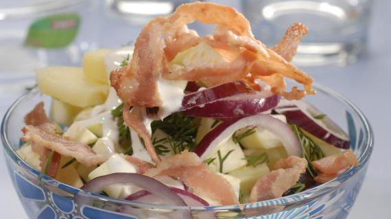 Шведский картофельный салат с грудинкой и овощами